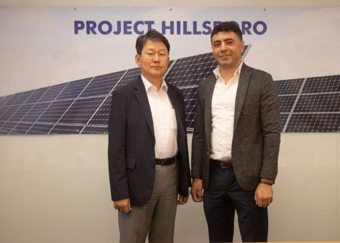 Dong Joon Kim, VP of Hyundai Engineering and Sabah Bayatli, President of OCI Energy, following the MOU signing.
