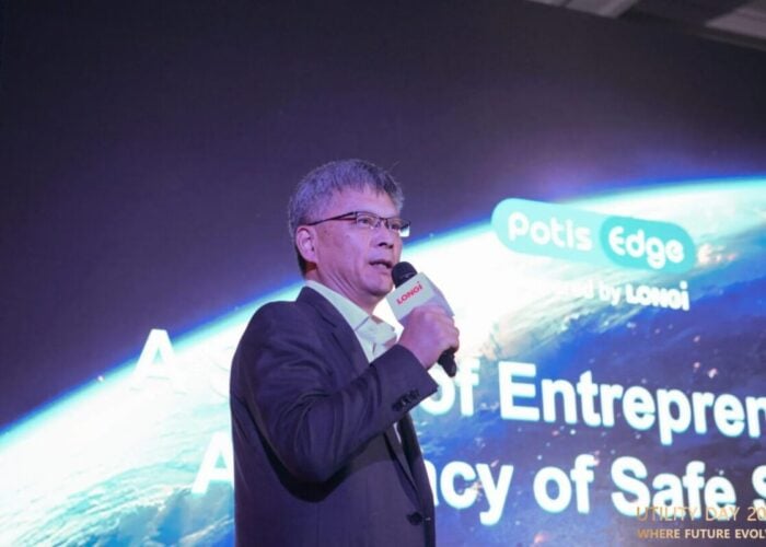 PotisEdge founder and president Minjie Shi makes a speech.